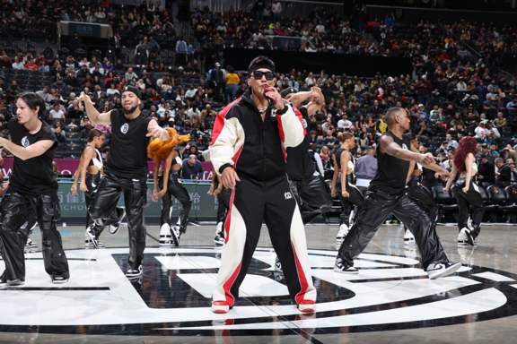 艺人刘耕宏在篮网队主场表演