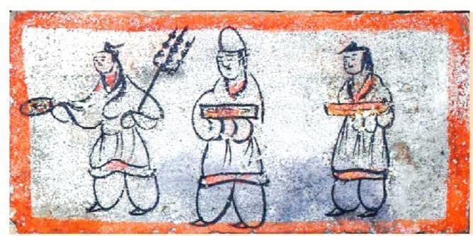 出土于嘉峪关新城魏晋墓六号墓,位于中室西壁从上而下第二层。画面内容为三仆人前行给主宾送食物。第一位仆人右手持钵,左手持炙肉;后两位仆人双手捧长案,案上放有食物。三人皆穿长袍,裹衽及膝束腰,唯中间一人戴帽。