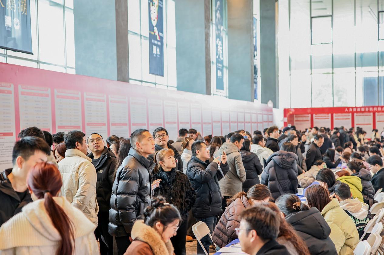 图为产才汇聚招聘区人流如织。