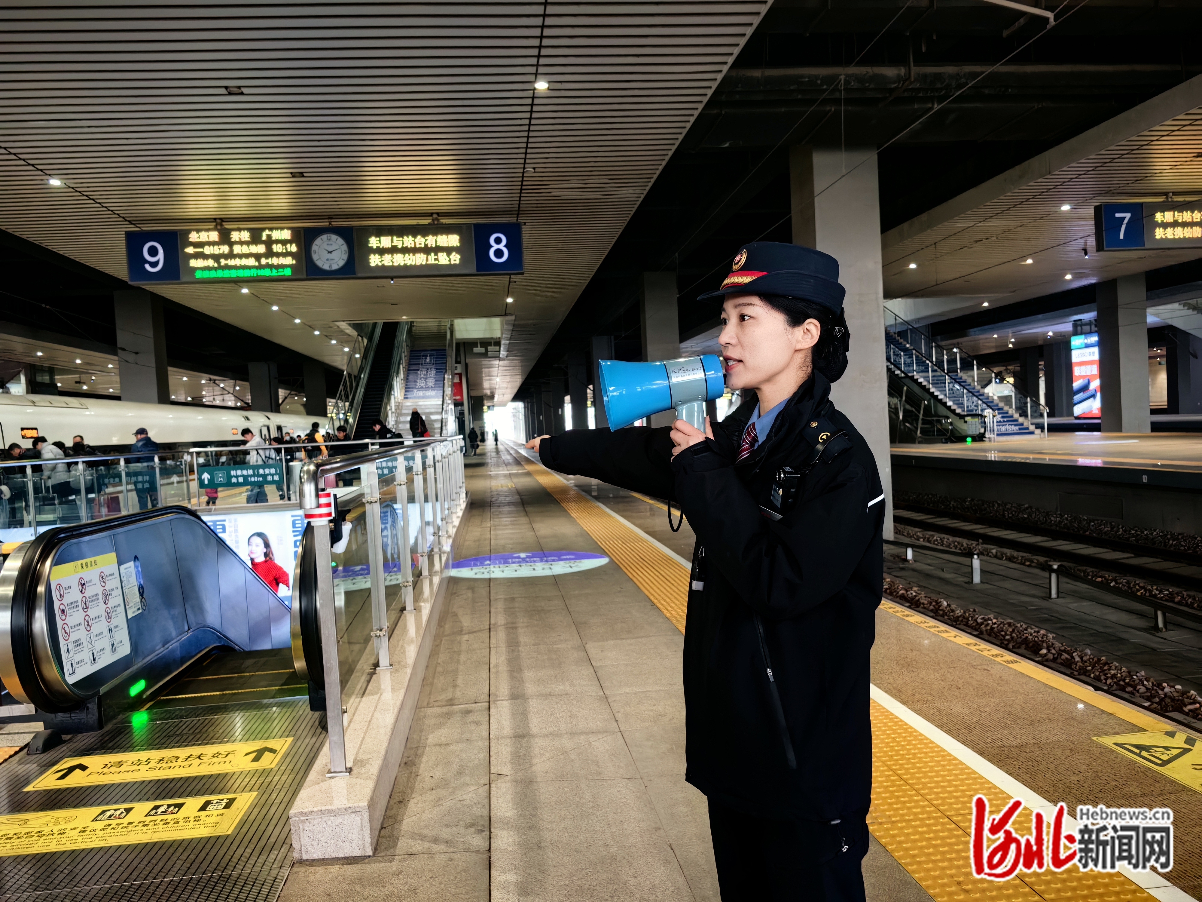 客运员王杉杉在工作。袁欣悦摄