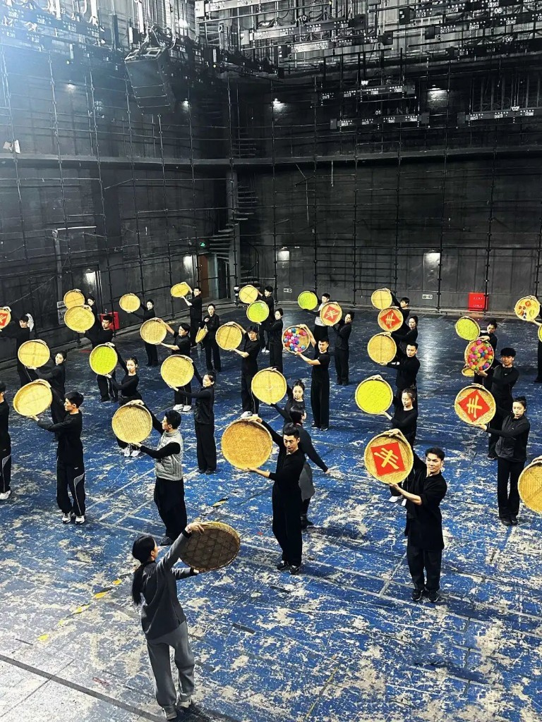 冯琬婷正带着舞蹈演员排练《来晒秋》