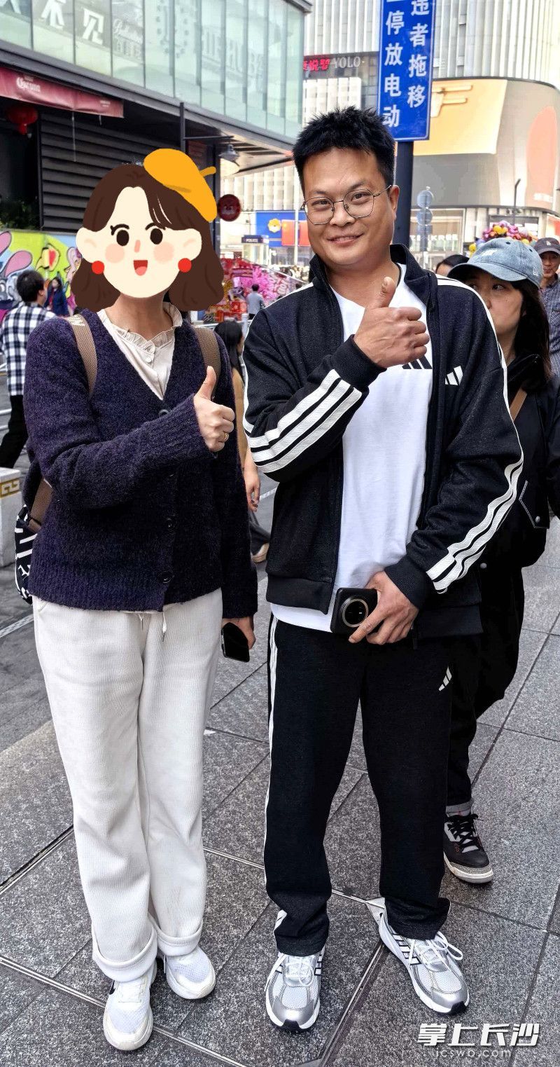 落水女孩的妈妈蔡女士为救人的贾先生点赞。均为受访者供图