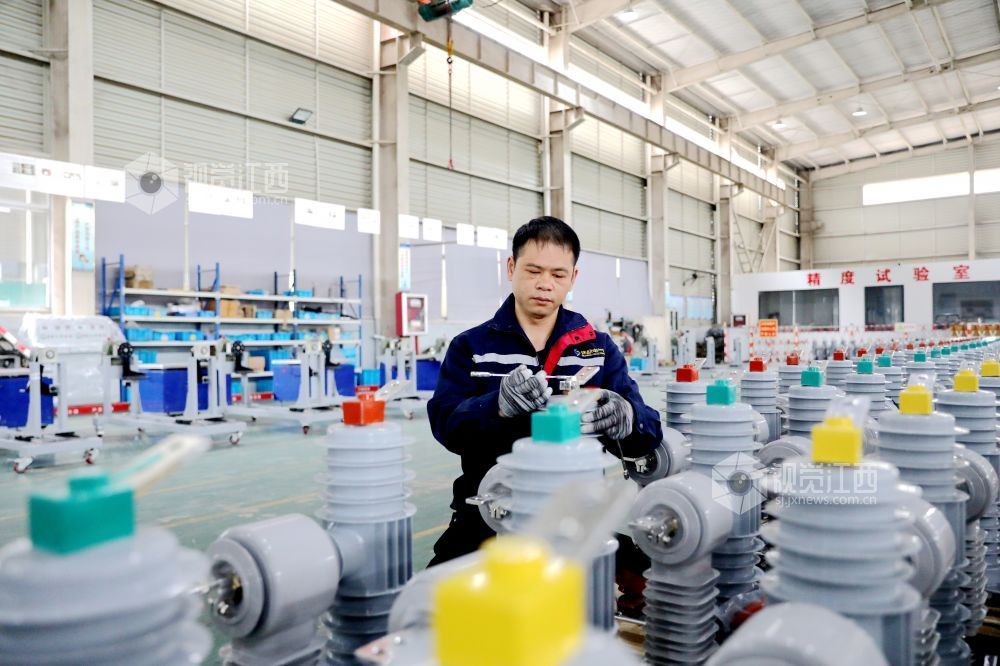 2026年2月25日,江西省吉安市峡江县城南工业园区一电器企业生产车间,工人在赶制变压器订单。