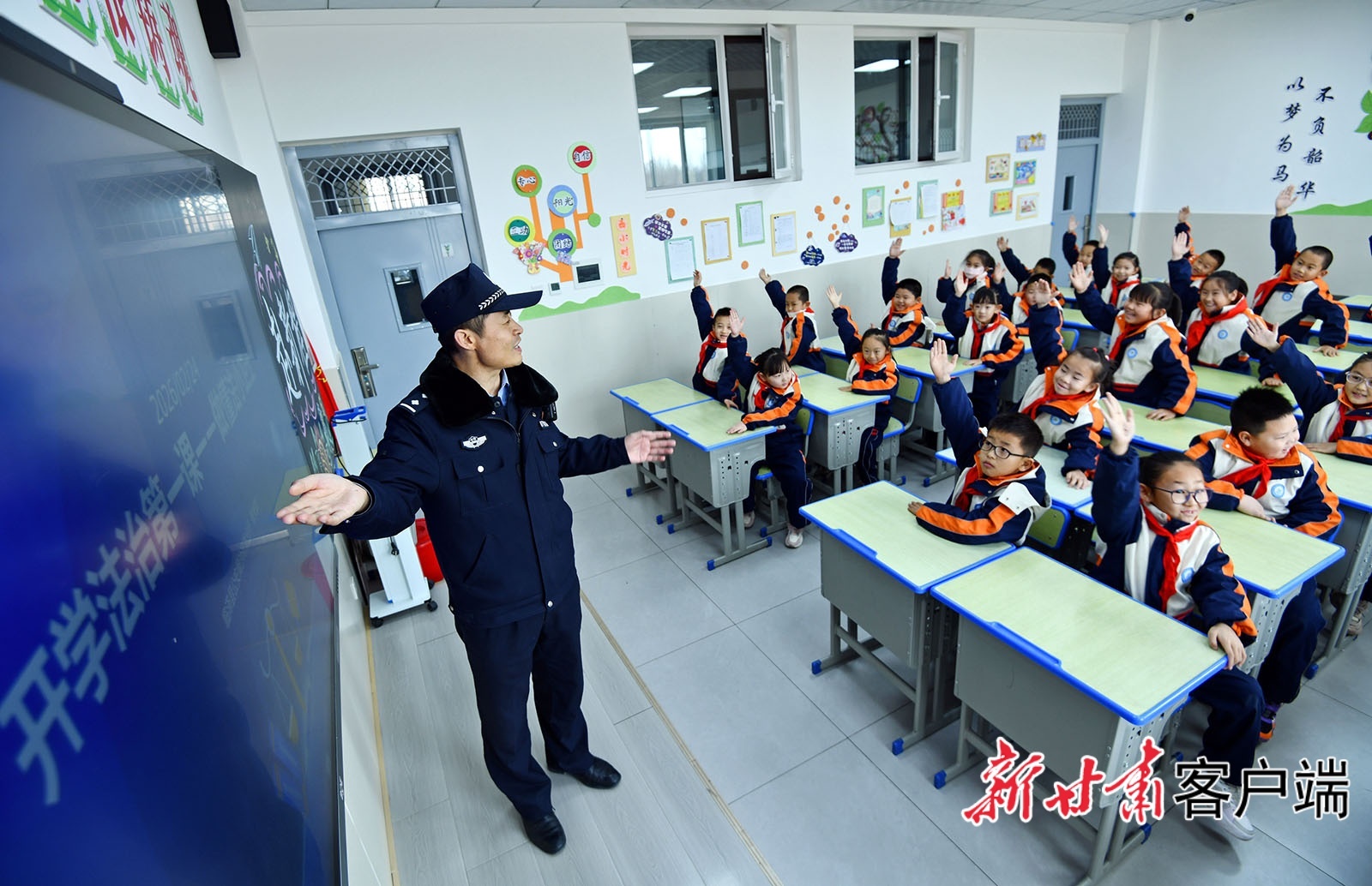 2月25日,临泽县公安局沙河派出所民警辅警走进临泽县西关小学,为学生讲解了防范诈骗、交通道路和防火防电等安全知识,提高学生们的自我保护意识。新甘肃·甘肃日报通讯员 安学海