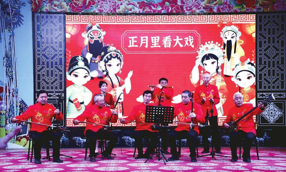 2月22日，金昌市2026年“正月里看大戏”系列活动首场演出——小戏小曲专场，在金昌市文化馆小剧场拉开帷幕。新甘肃&middot;甘肃经济日报通讯员　梁赟　摄