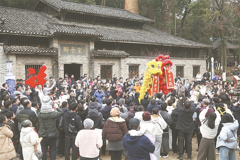 景德镇：游客观看舞狮表演 感受千年瓷都魅力（图）