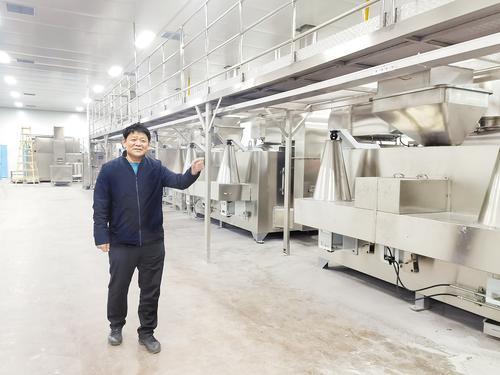 2月5日，倍倍香（河北）食品有限公司总经理石彦坤介绍企业新建的高油酸花生休闲食品加工生产线。 本报记者 李冬云摄