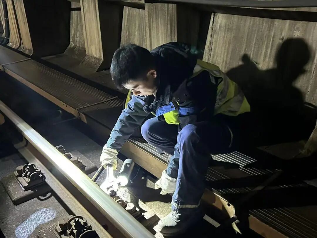 凌晨的地铁轨道，他们徒步三个多小时……