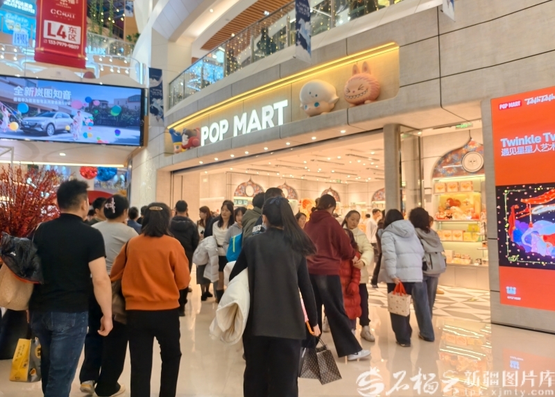 2月22日,乌鲁木齐CCMALL时代广场人流如织。石榴云/新疆日报记者 黑宏伟摄