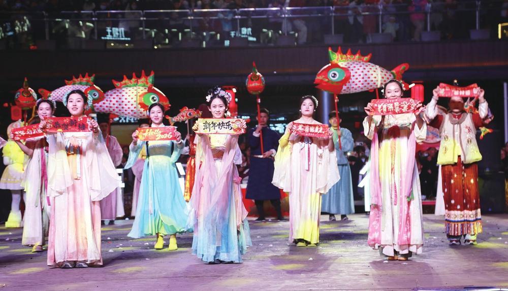 2月22日，在靖远水街，民间艺人正进行非遗项目表演。春节期间，靖远水街热闹非凡，各类民俗文化活动精彩纷呈，吸引众多游客前来游玩打卡。新甘肃&middot;甘肃经济日报通讯员　包良廷　摄