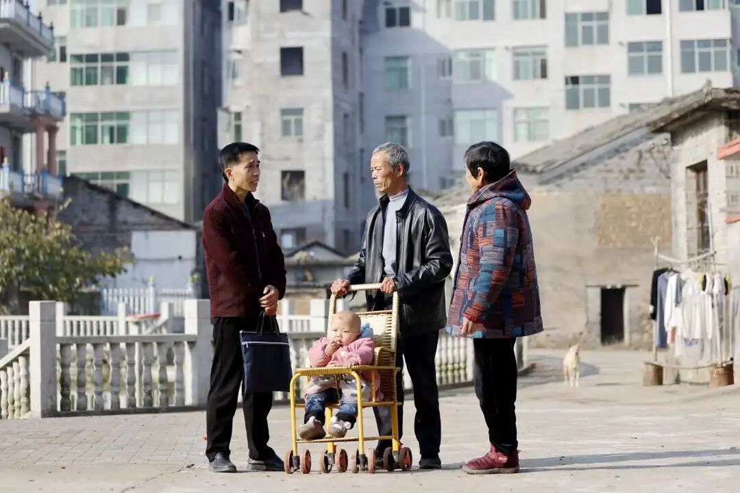 吉安市峡江县原乡镇司法所所长胡唐武（左一）在和居民交谈