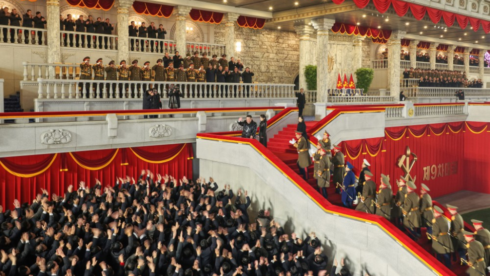 朝鲜举行阅兵,金正恩与女儿并肩检阅