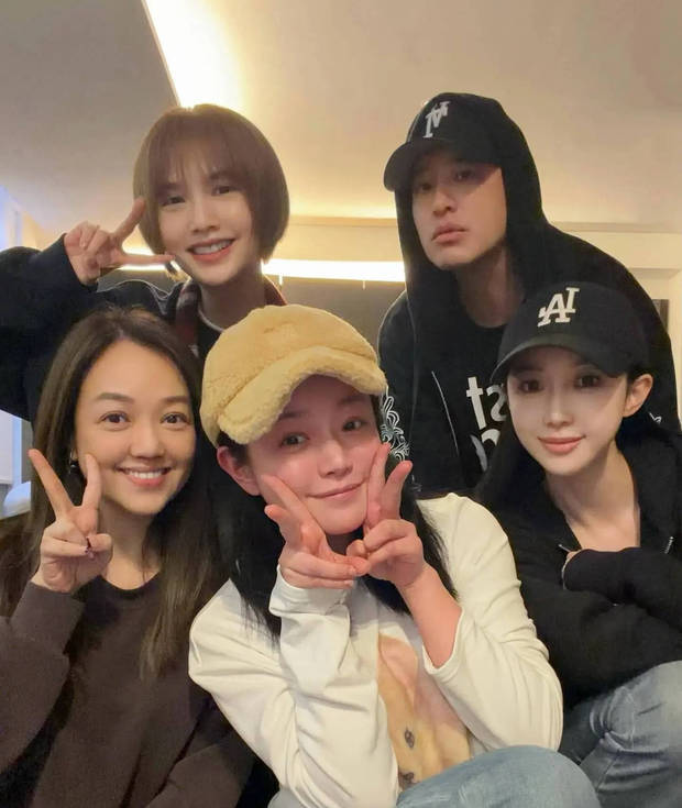 搜狐娱乐讯 22 日，陈妍希晒与杨丞琳、李荣浩、潘玮柏等好友聚会照，众人同框欢乐满满，多年神仙友谊引热议。