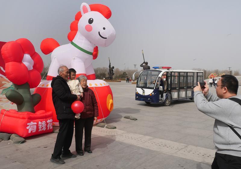 游人打卡马年生肖。