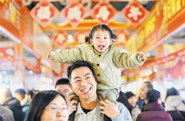 市民带孩子在兰州年货市场选购年货　新甘肃&middot;甘肃日报通讯员　侯崇慧