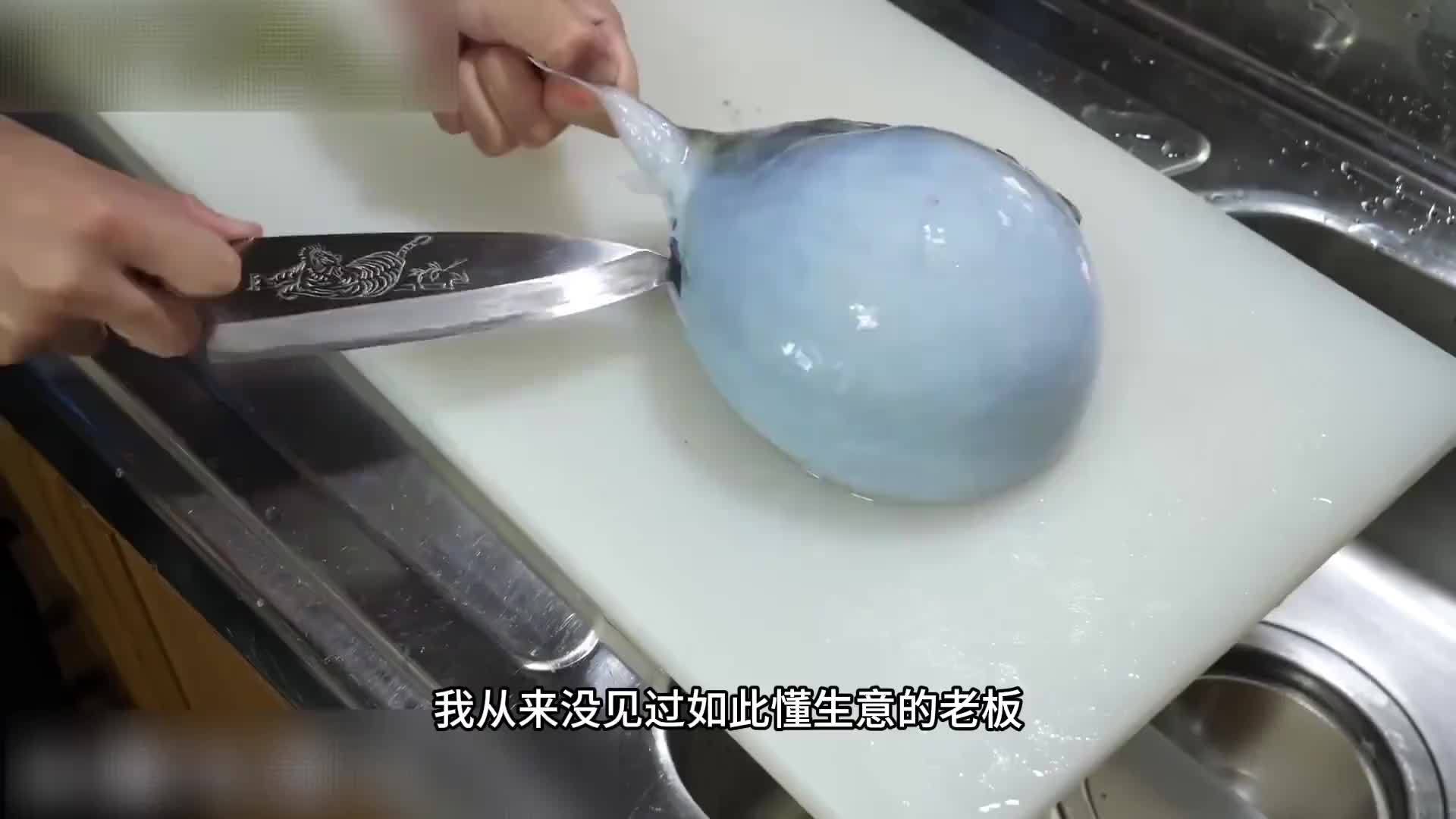 刚捕捞上来的河豚，先划开鱼肚满足食客的求知欲，再扯下鱼皮