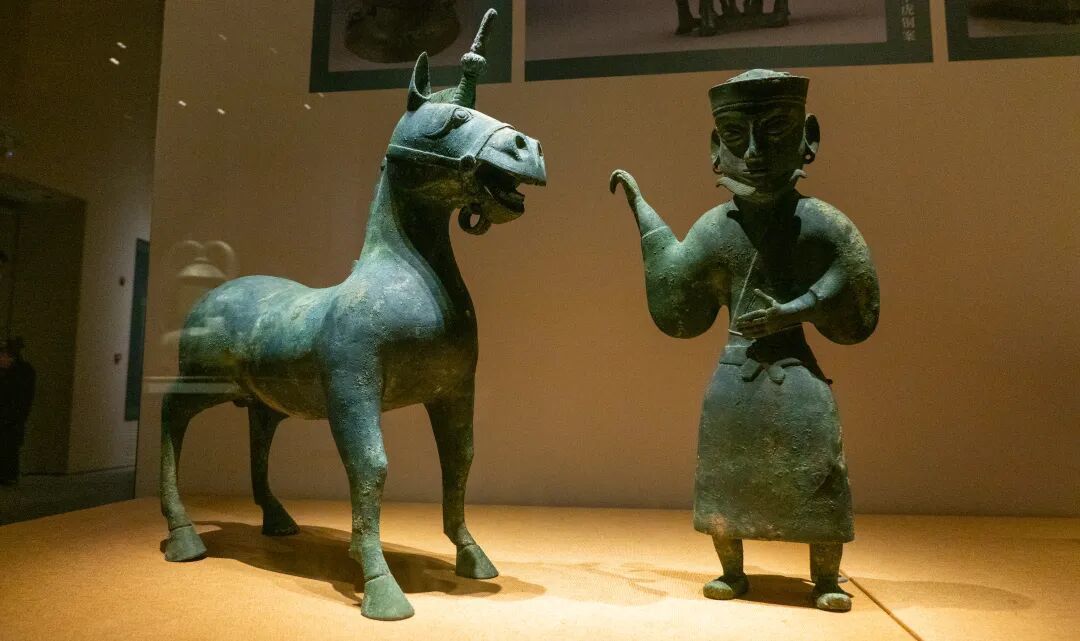 衡阳出土胡人牵马铜俑