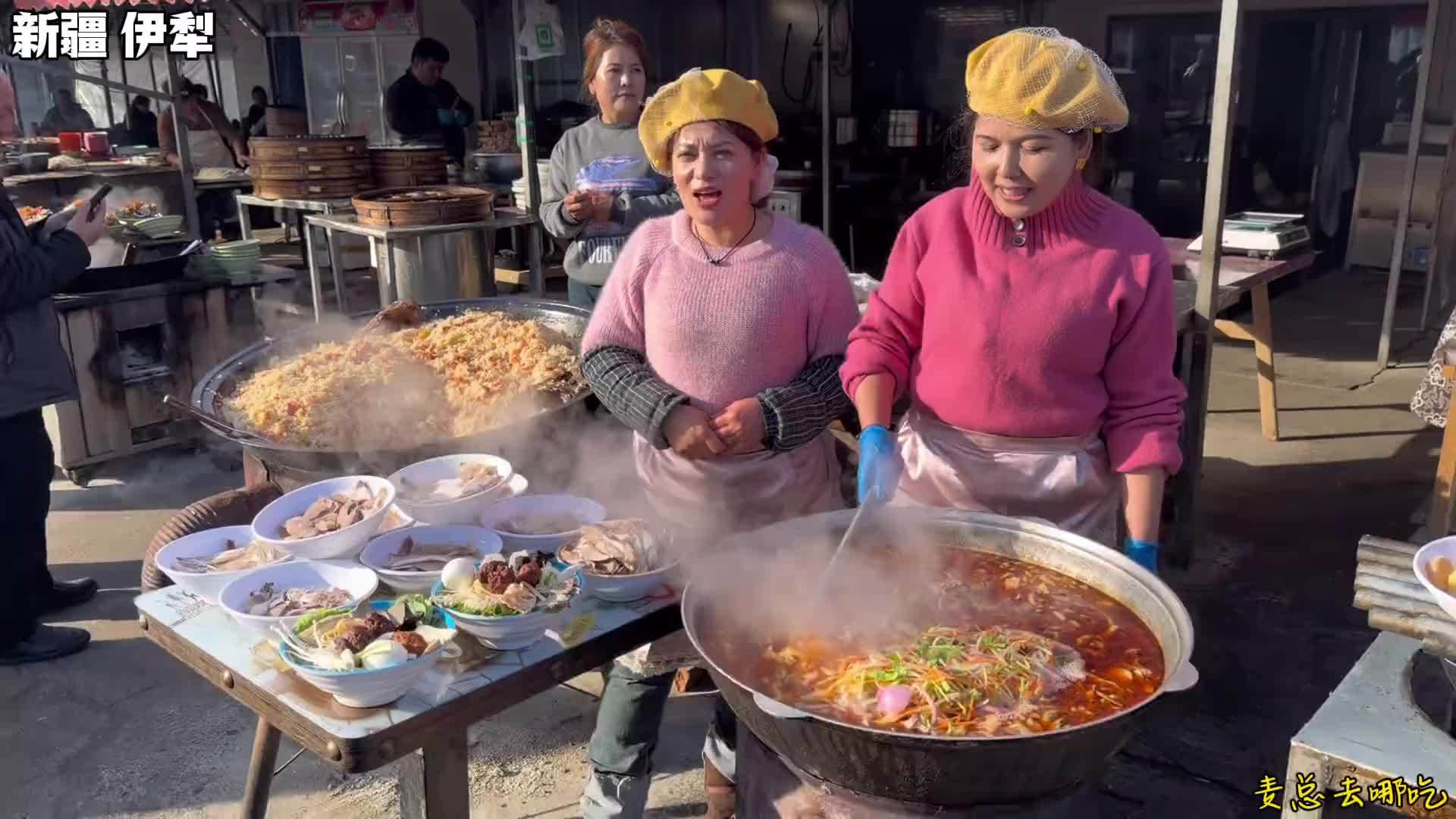 新疆伊犁美女卖羊杂，10元一碗满满都是肉，巴扎上人山人海