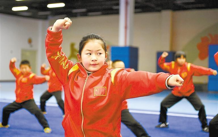 在和政县松鸣岩研学小镇武术馆内，孩子们跟随非遗代表性传承人研习传统武术。新甘肃&middot;甘肃日报记者　马伊星