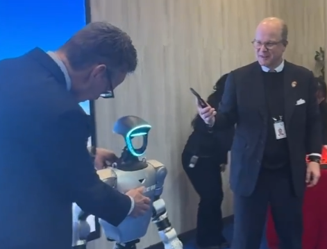 德国总理参观宇树科技 德国高管们争相和机器人合影:不要弄坏 很贵