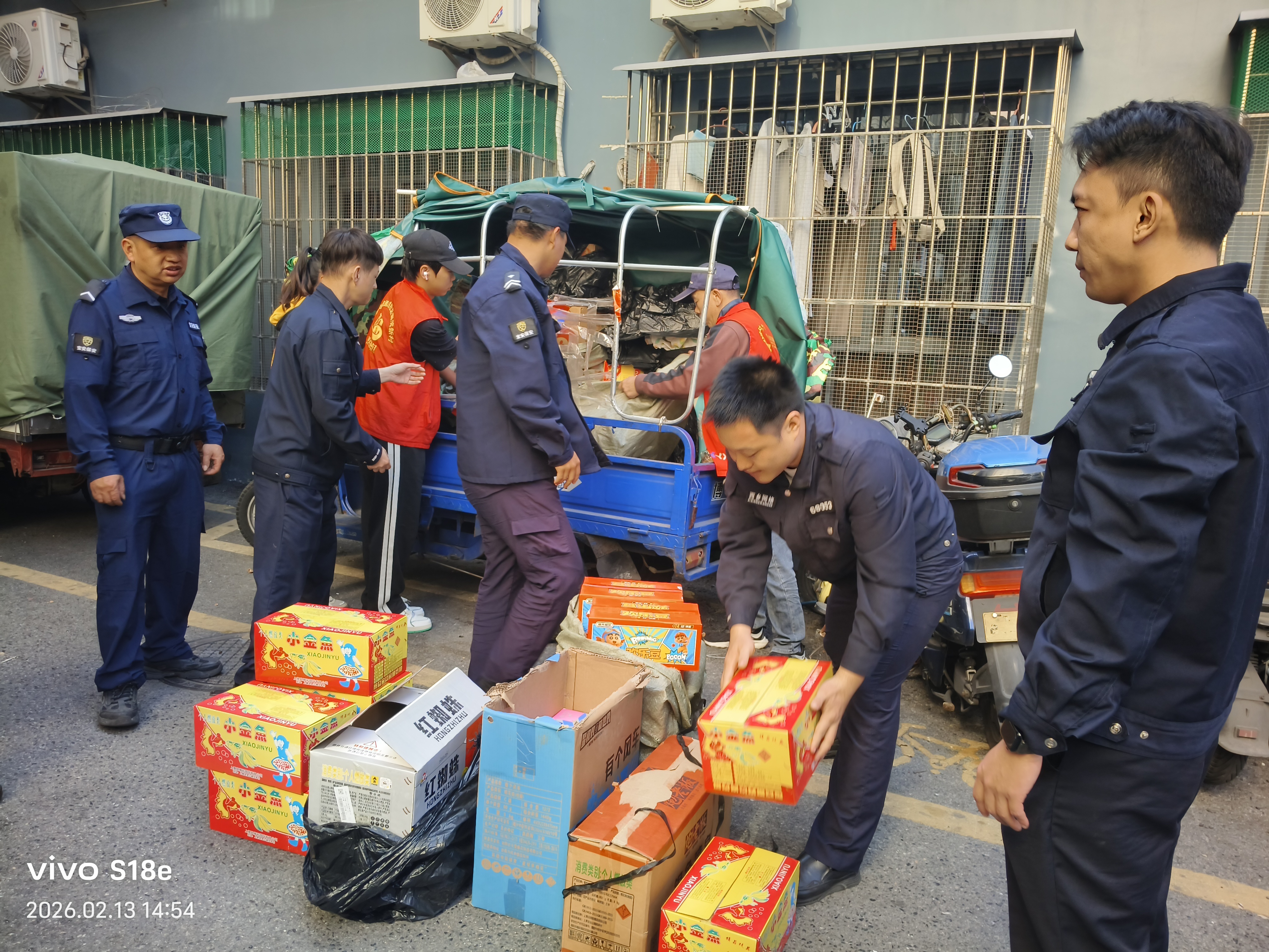 西乡网格员用“敬业福”换取群众“平安福”