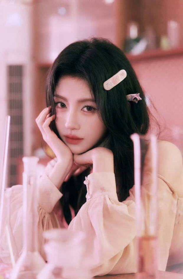 鞠婧祎穿粉色毛衣化身果汁气泡。