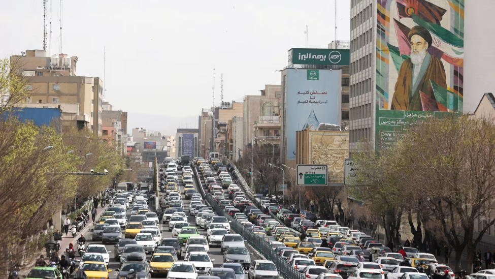 凤凰记者：德黑兰目前比较堵车，伊朗最高安全委员会已表态