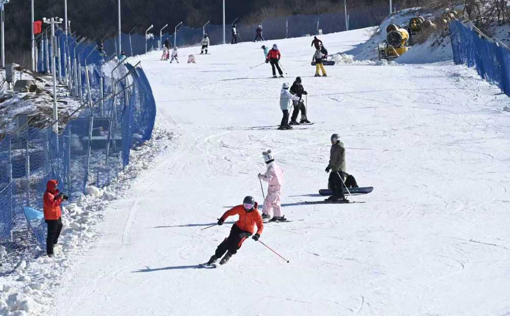 滑雪爱好者在夹谷关滑雪场滑雪