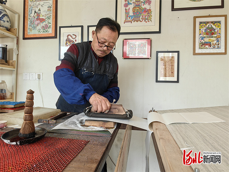 2月9日，武强县街关镇乔疃村，韩金刚正在印制马年题材的年画。河北日报记者 孟宪峰摄