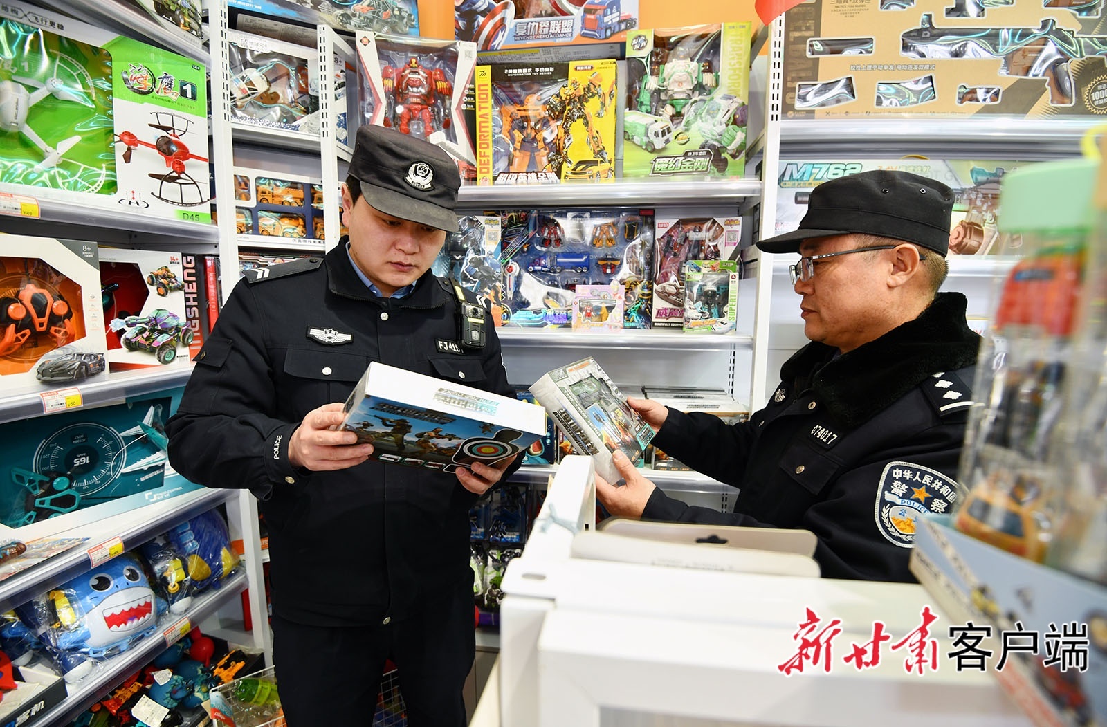 2月25日,临泽县公安局沙河派出所民警辅警在辖区校园周边文具店、书店等店铺开展检查整治,净化校园周边文化市场环境,保障青少年身心健康。新甘肃·甘肃日报通讯员 安学海