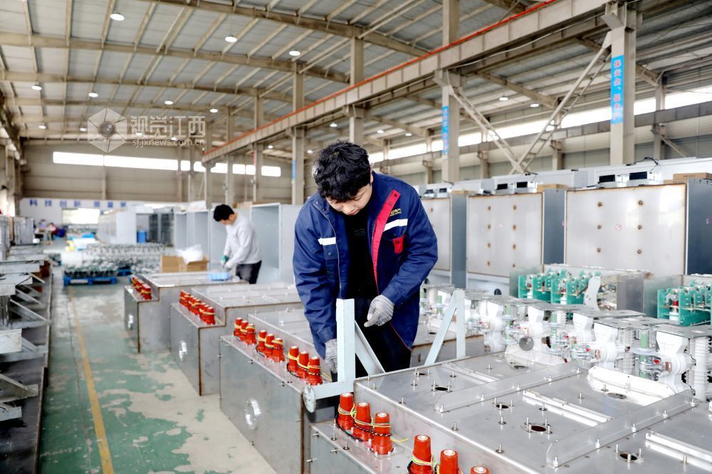 2026年2月25日,江西省吉安市峡江县城南工业园区一电器企业生产车间,工人在赶制变压器订单。