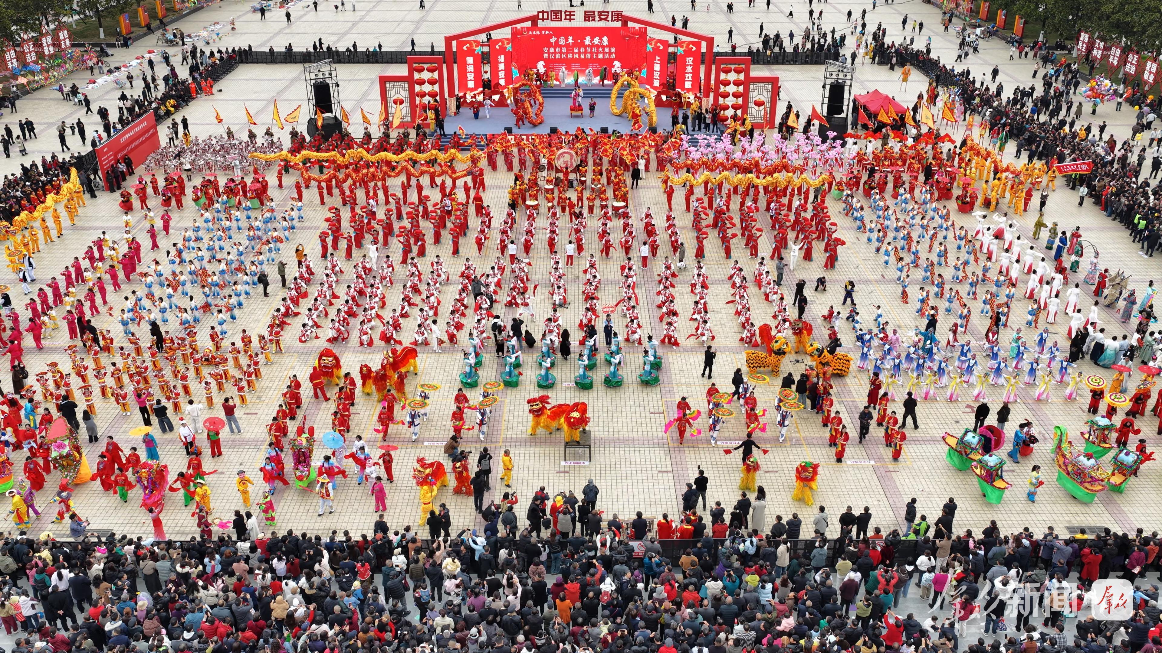 2月27日,社火巡游队伍集中亮相。