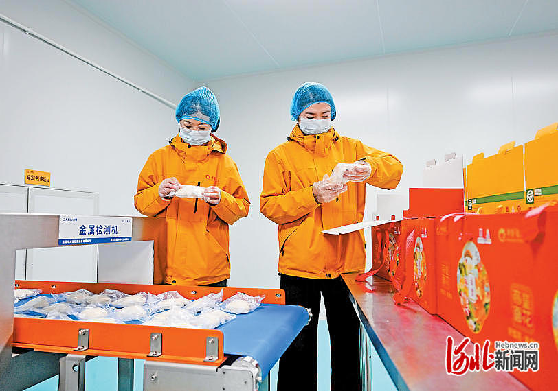 2月2日,河北帝鉴食品有限公司工人在包装面花。