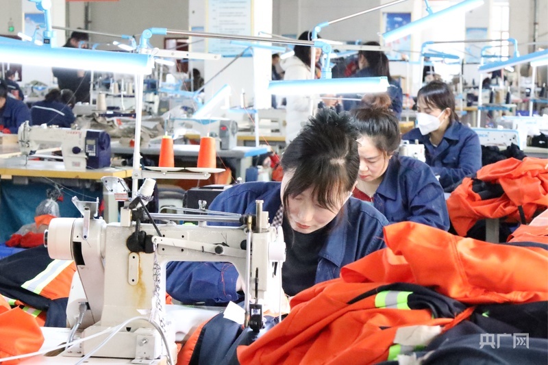 工人们正在认真工作(央广网记者 魏晋雪 摄)