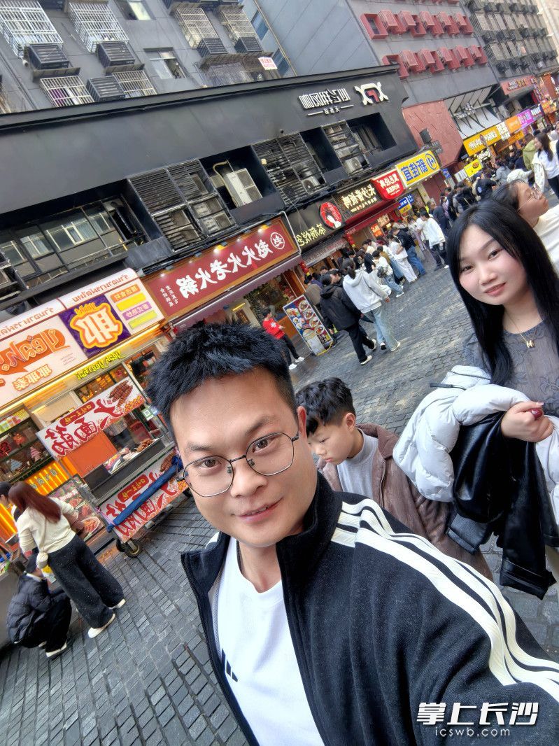 贾先生带着家人在长沙游玩打卡。
