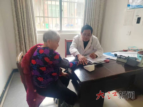 胡德中在村诊所工作。孙沐雨摄