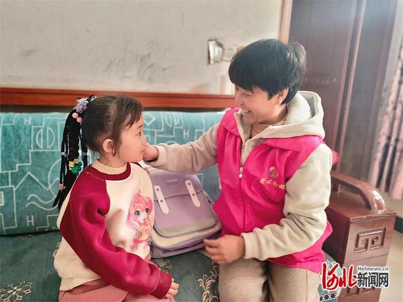 2月21日,在石家庄市鹿泉区纸房头村,“爱心妈妈”杨乾(右)和月月聊家常。河北日报记者孙青摄