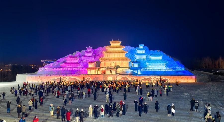 2025年12月26日，游客们在云顶天宫雪雕前游玩。新华社发