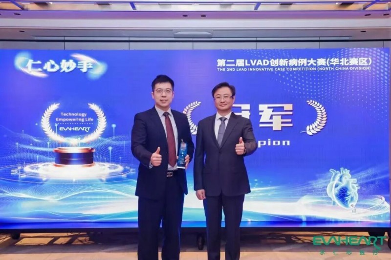 (图：贡鸣教授为陈凯医生颁发冠军奖杯)