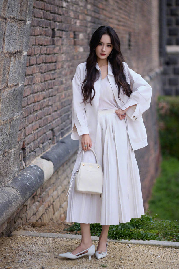 杨幂身材纤细，比例吸睛。