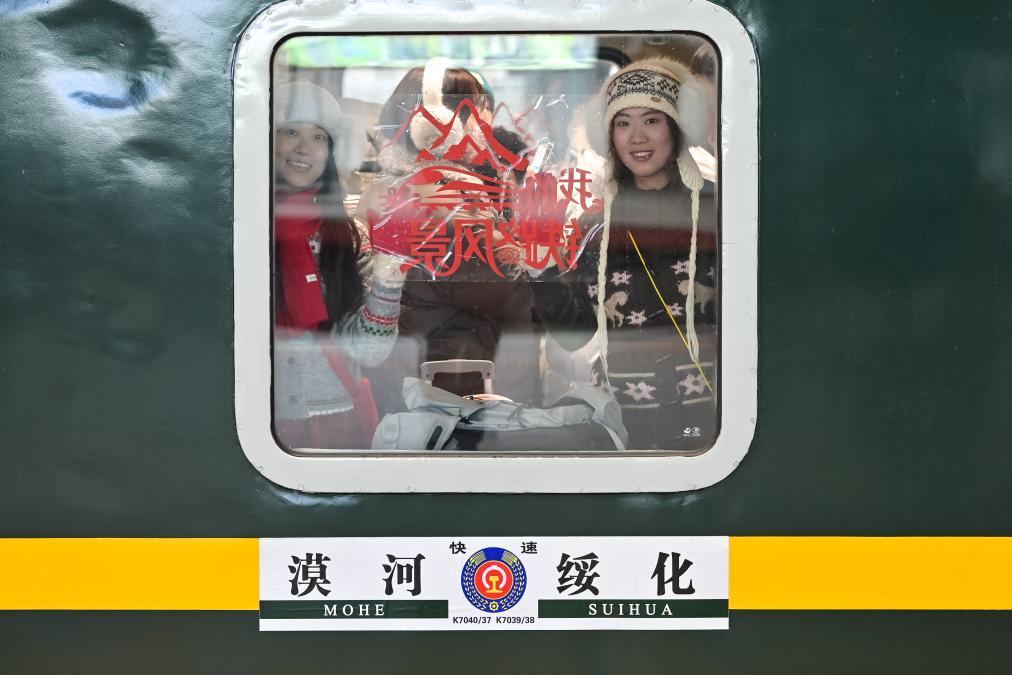 2月22日，旅客在哈尔滨火车站乘坐普速列车出行。新华社发（原勇摄）