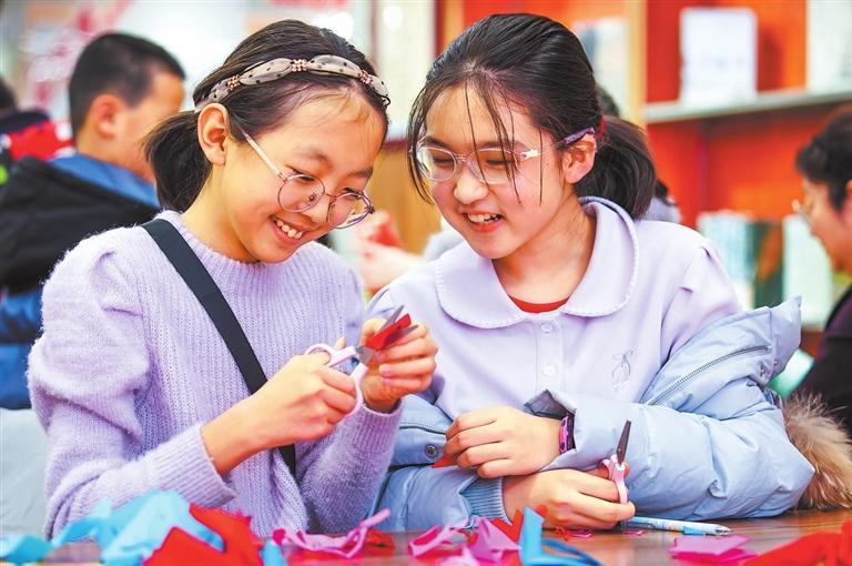 在张掖市新华书店党群活动中心公益托管班内，孩子们学习剪纸技艺。新甘肃&middot;甘肃日报通讯员　杨潇