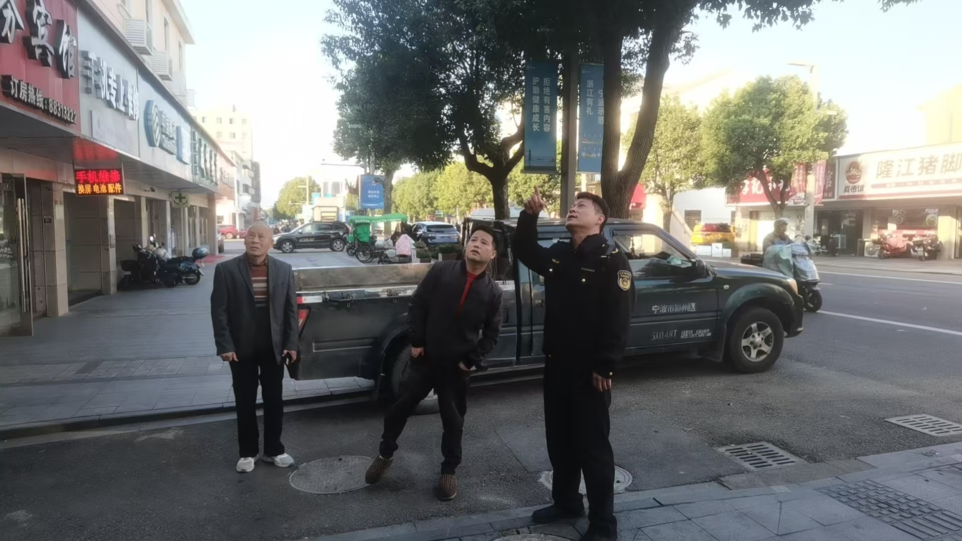 执法队员与双方当事人一起查看现场情况