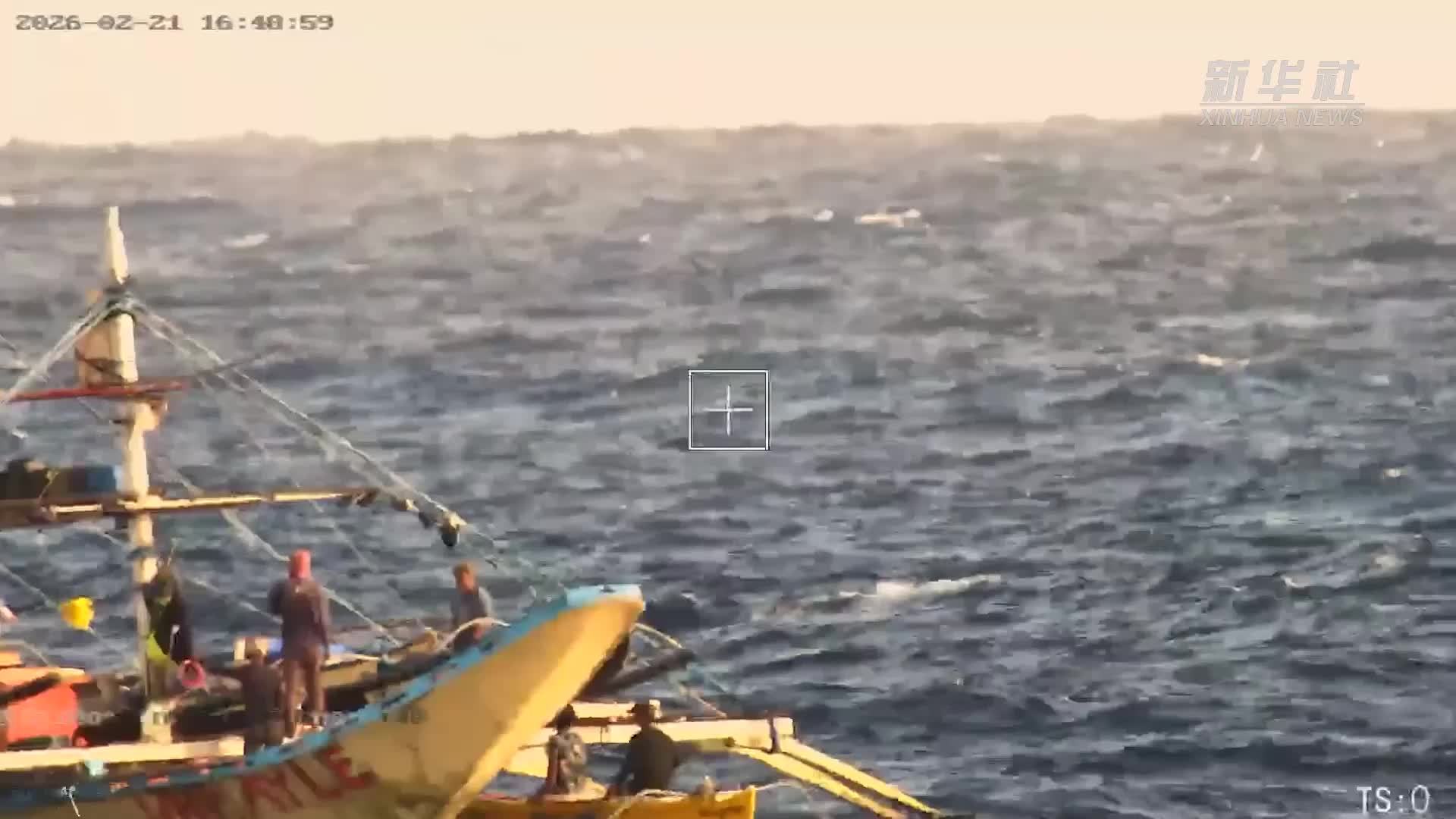 菲律宾多艘船只集结侵闯黄岩岛领海 中国海警依法驱离