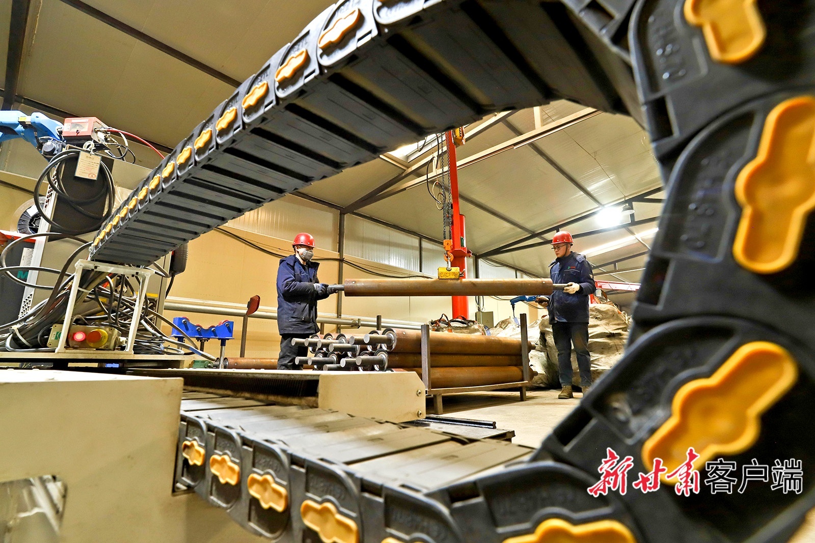 2月24日,位于张掖市的甘肃万锐农业机械设备公司车间内,工人正在装配春耕春播急需的农业机械设备,助力春耕春播。新甘肃·甘肃日报通讯员 王将 邓亚萍