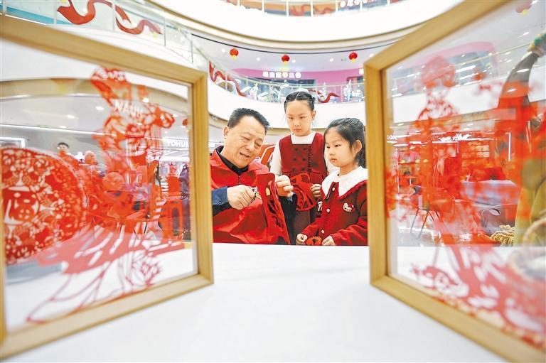 定西市开展“非遗迎新春”主题活动，孩子们近距离感受传统文化的魅力。新甘肃&middot;甘肃日报通讯员　王克贤