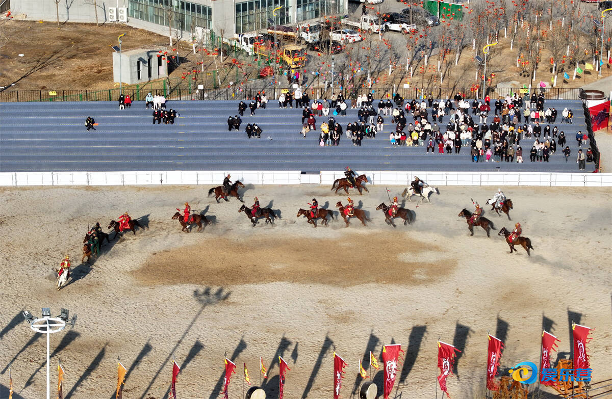 2月22日，游客在东营园博园观看马战《三英战吕布》。