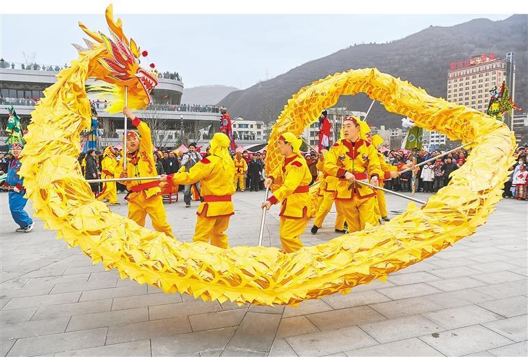 在宕昌县两河口镇，民间社火队进行表演。新甘肃&middot;甘肃日报通讯员　胡卫东