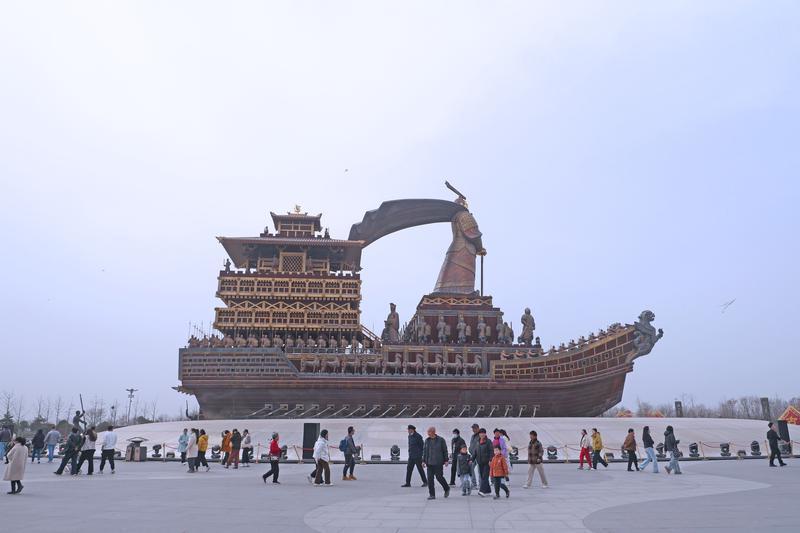 昆明池巨型仿古战船。