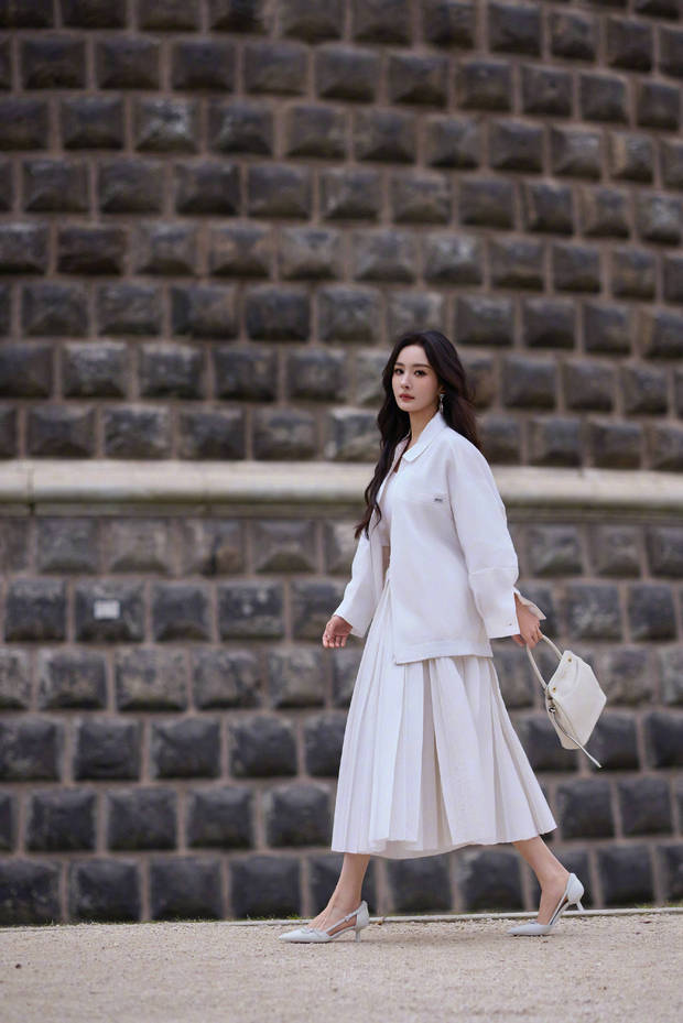 杨幂优雅漫步。